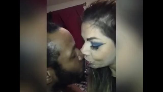 Çok sıcak bir boşalma öpücüğü!! (Bu gece yayınlanacak yeni videodan bir kesit)