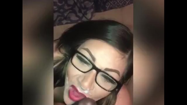 Üvey erkek kardeş üvey kız kardeşinin yüzünü beceriyor ve yüzüne boşalıyor (yeni videodan kesit)