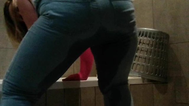Bbw kot pantolonuna işiyor ve ağzına sıkıyor