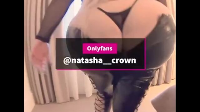 Natasha Crown – Lateks Giymiş Dev Kıç!