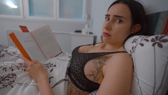 Üvey anne üvey oğlunun penisini sikiyor ve orgazm oluyor ve yatakta seks yapıyor