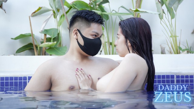 DADDY Z – Sıcak Japon Pinay Kızı Kycee'nin amının havuzda sikilmesi
