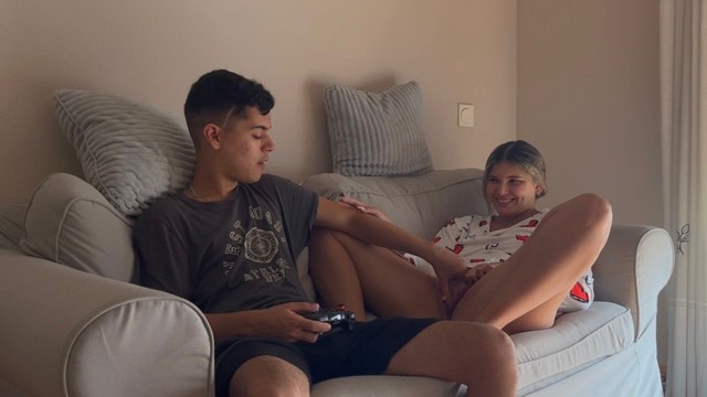 Üvey kız kardeşim önce ben onu becermeden video oyununu bitirmeme izin vermiyor