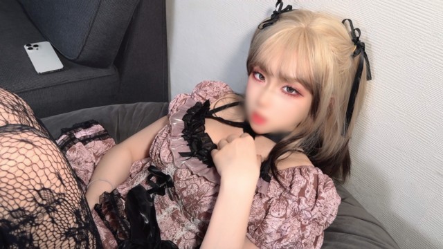 Pembe lolita etek + siyah dantel çoraplar sarışın hatun komşu kızı tarafından kandırıldı, cazibesiyle baştan çıkarıldı ve vücudundan boşaltıldı