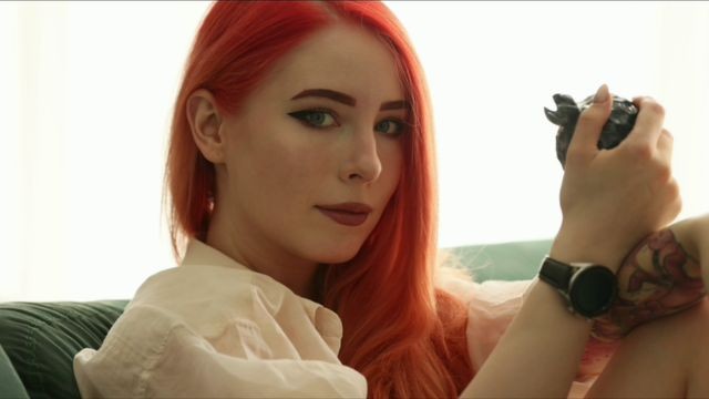 İş arkadaşı hediye için amını sattı – MollyRedWolf