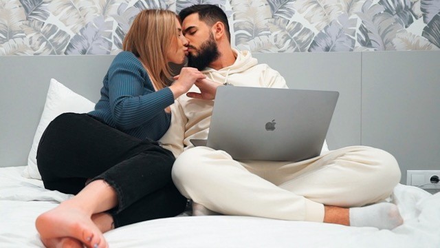 Mükemmel kız ilk buluşmada bakire bir erkeği baştan çıkarıyor – Vajinaya boşal