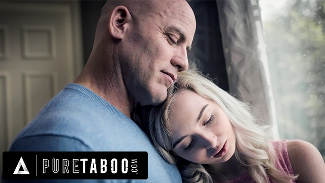 SAF TABU İtaatkar Minyon Bakire Lexi Lore Üvey Babası Derrick Pierce'dan ÇOK ÖZEL Bir Kucaklama Alıyor