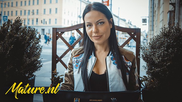 Zayıf MILF Allatra Hot Çok Azgın ve Kıçına Büyük Bir Penis Sokmak İstiyor!