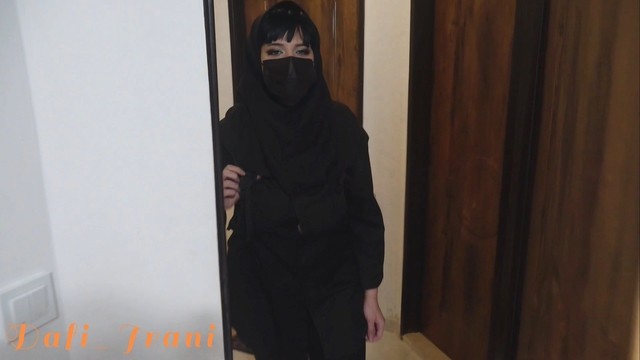 Haşri köyünden bir kız eve geldiğinde evde kimsenin olmadığını görür. Komşunun kapısını çalar ve der ki… (Farsça konuşma)