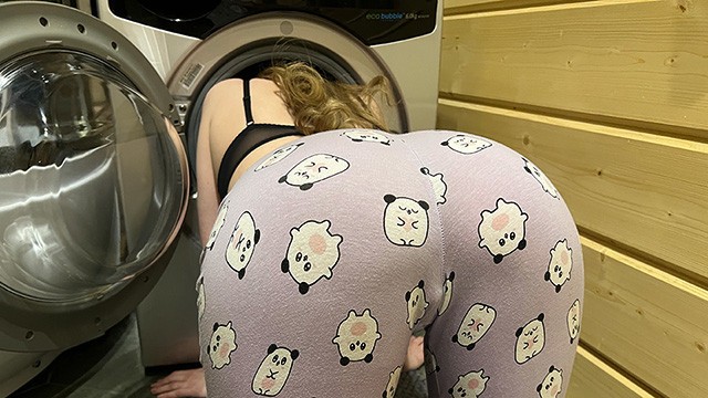Seksi Bebek Çamaşır Makinesinde Sıkışıp Kaldı ve Sikişti – Anny Walker