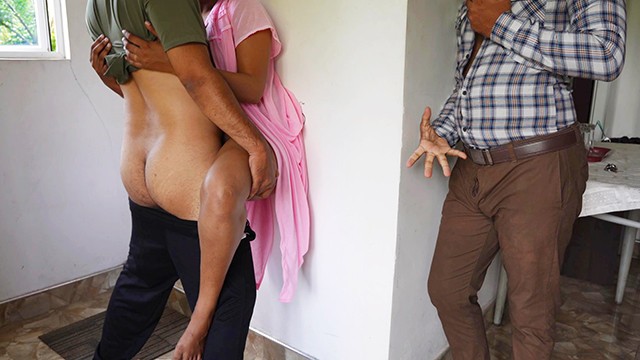 Sri Lankalı aldatılan koca, karısının arkadaşıyla sevişmesini izliyor