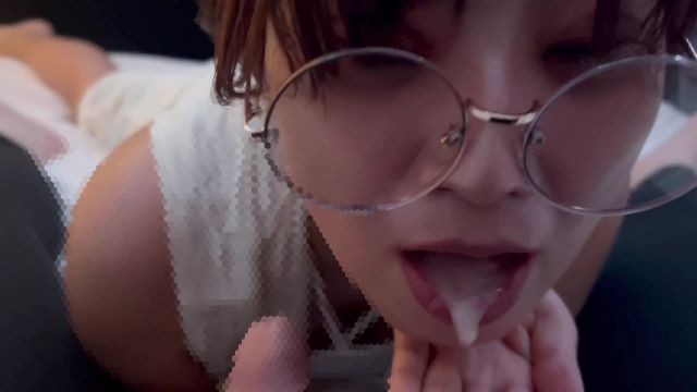 Gözlüklü kız erotik sesler çıkarırken oral seks yapıyor ve çok fazla sperm alıyor