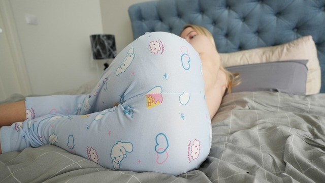 Üvey oğul üvey annesini porno izlerken yakaladı ve onu becerdi sonra da amına boşaldı