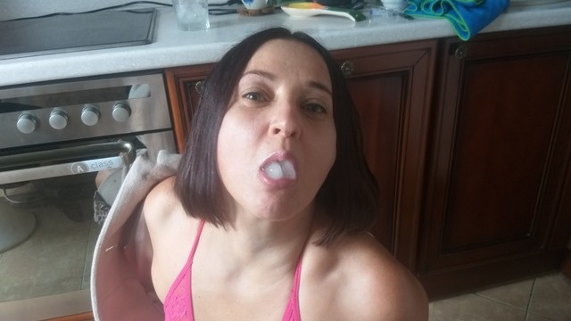 Bugün tatlı olarak ne var güzel kız? Buzla oral seks!